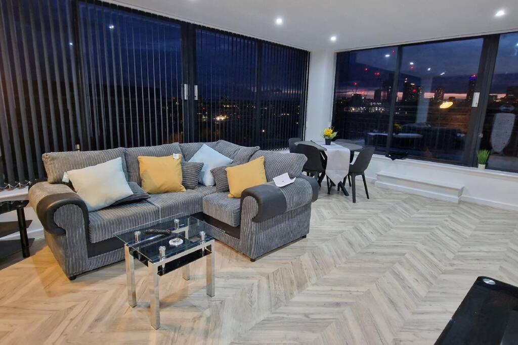 Penthouse - Amazing City Skyline Views - Free Parking - Balcony - Utilita Arena - New St Station - Bullring Shopping 伯明翰 外观 照片